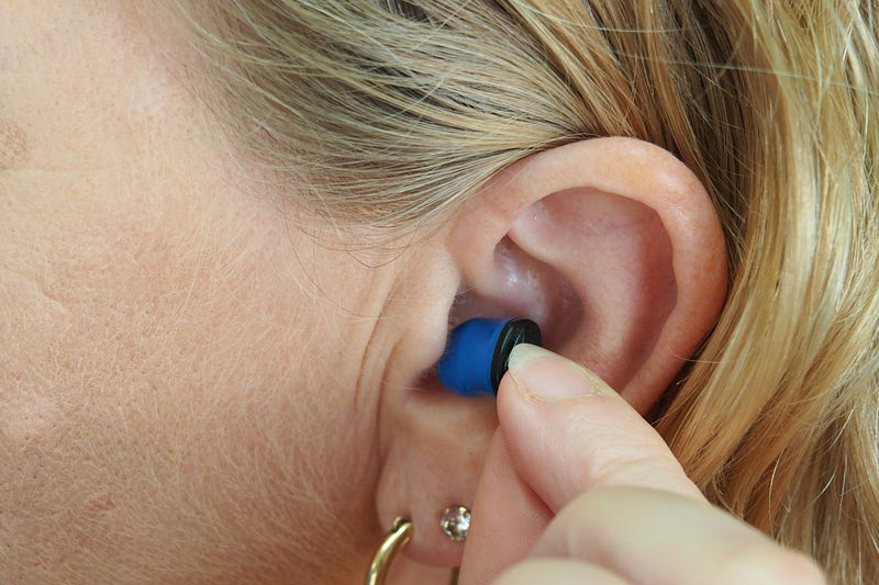 Compact hearing aid device for easy use